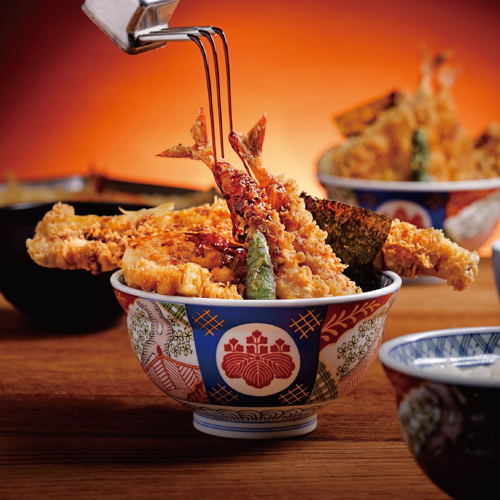 點「江戶前天丼」升級套餐享買一送一券，吃得到星鰻、鳳尾蝦、干貝與半熟玉子等海陸炸物。（469元／份，金子半之助供圖）
