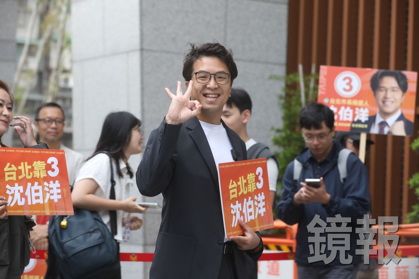 民進黨台北市長候選人沈伯洋抽到3號,喊出「台北靠3沈伯洋」。攝影林煒凱
