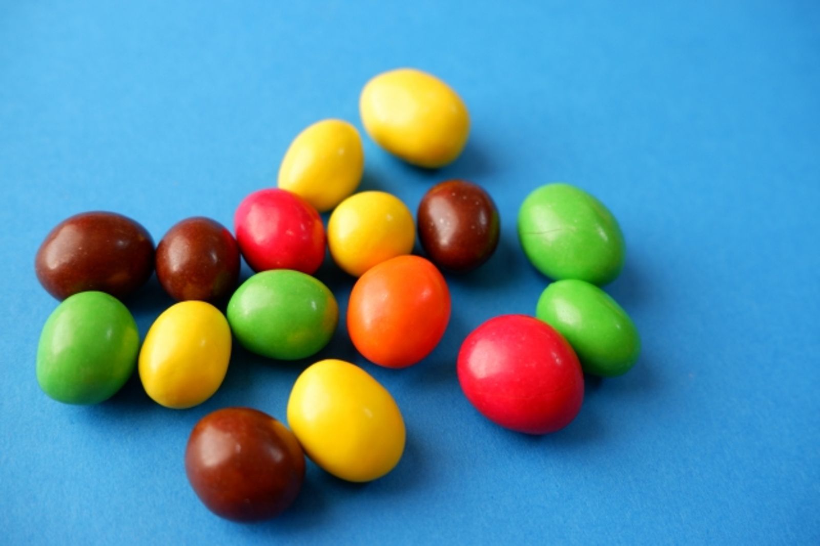 吃太多人工色素恐「致癌、過動」！美衛生部長警告：要食飲品業者全面去除