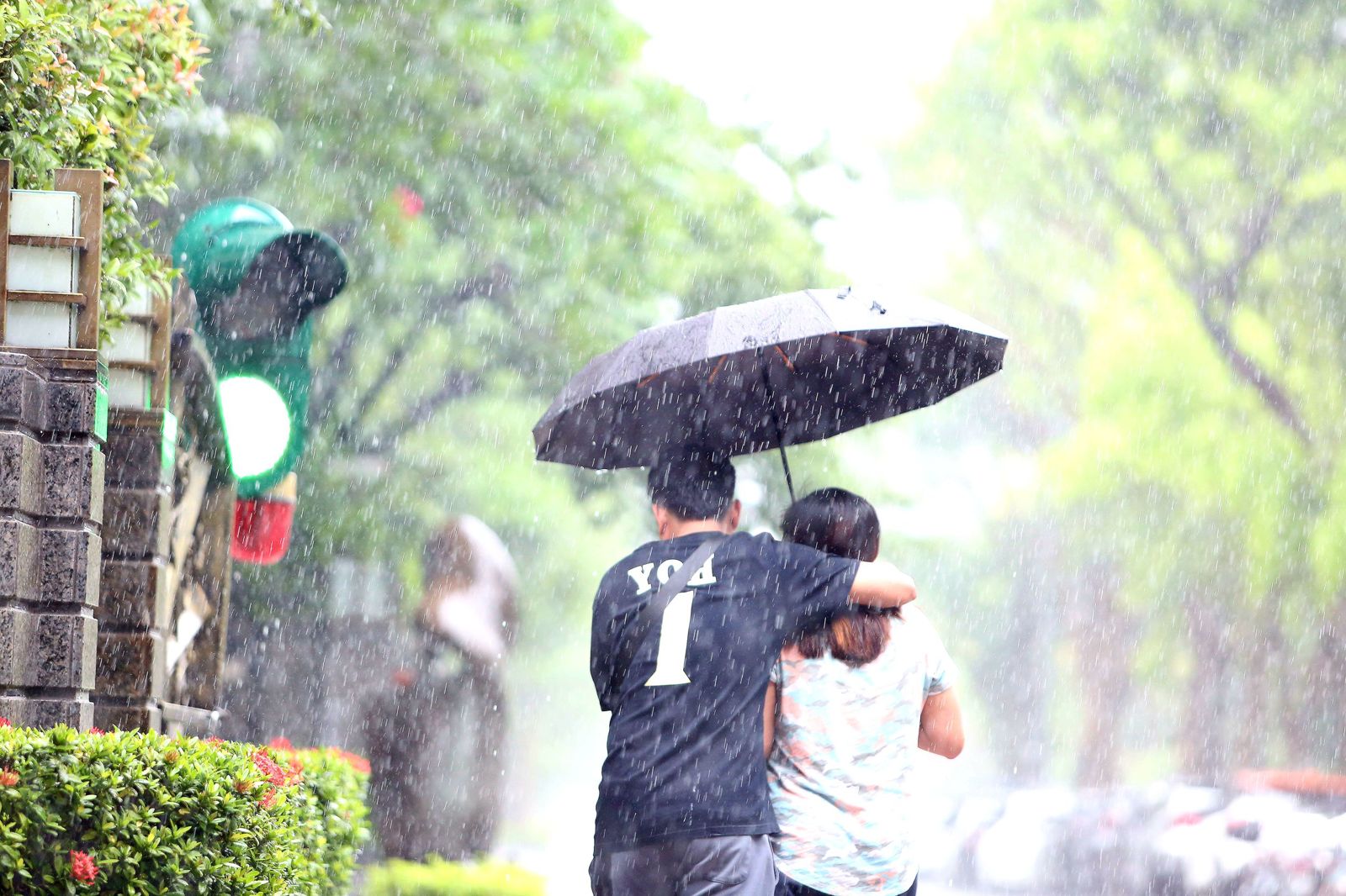 大豪雨狂灌山區!高雄5區宣布「明停班停課」 應變中心急升二級