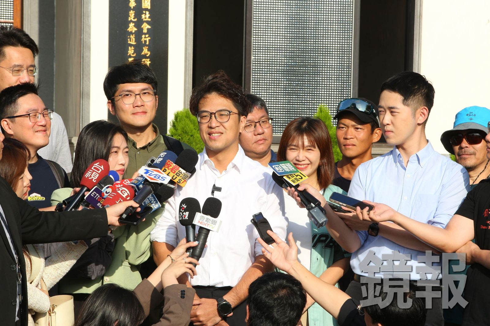 民進黨台北市長參選人沈伯洋今天(15日)早上到劍潭山靜修宮,說明山林政策。攝影姜永年