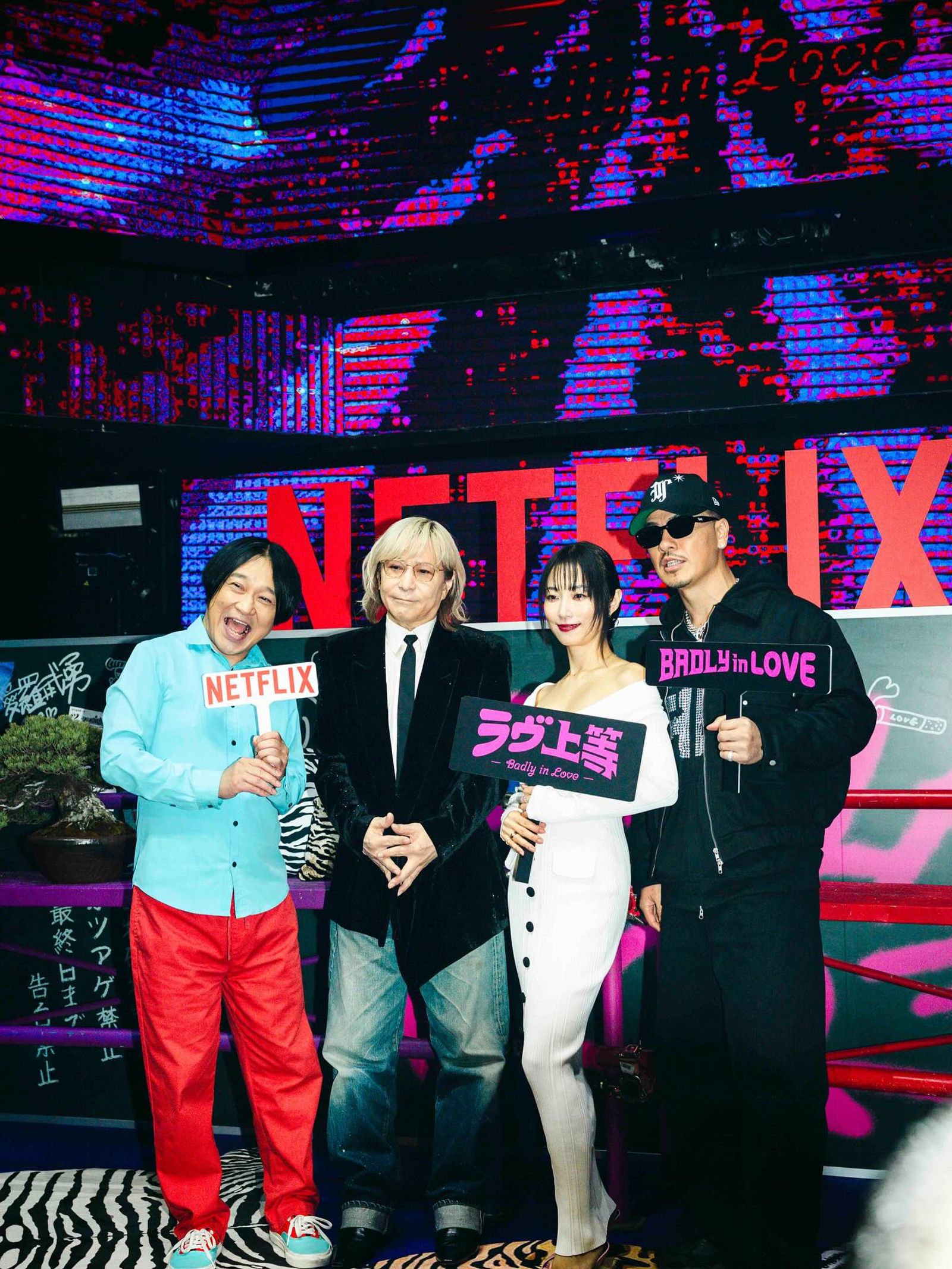 AK-69（右起）、MEGUMI、小室哲哉、永野昨在東京宣傳節目。翻攝IG@netflixjp