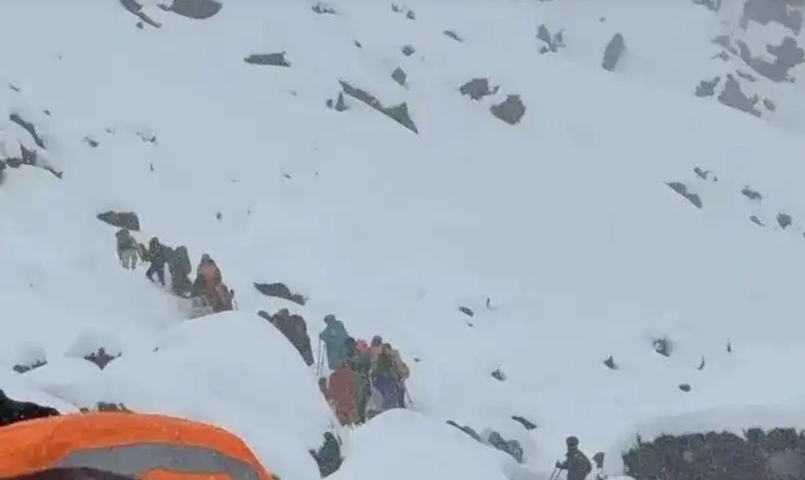 車輛無法通行，約有1000名登山客受困。圖／微博