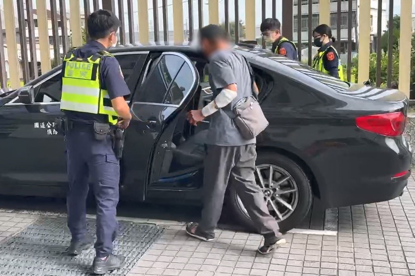 國道行駛中爆口角持瑞士刀狂刺 男滿身血被丟包槽化線險喪命