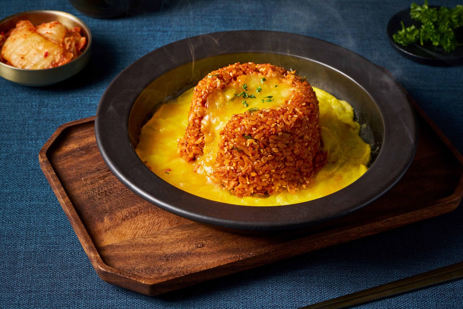 「漢拿山熔岩炒飯」米飯大火快炒保留鍋氣,搭配青龍椒增添口感,再淋上濃郁起司蛋,噴香涮嘴。(328元/份,Yache韓式蔬食供圖)