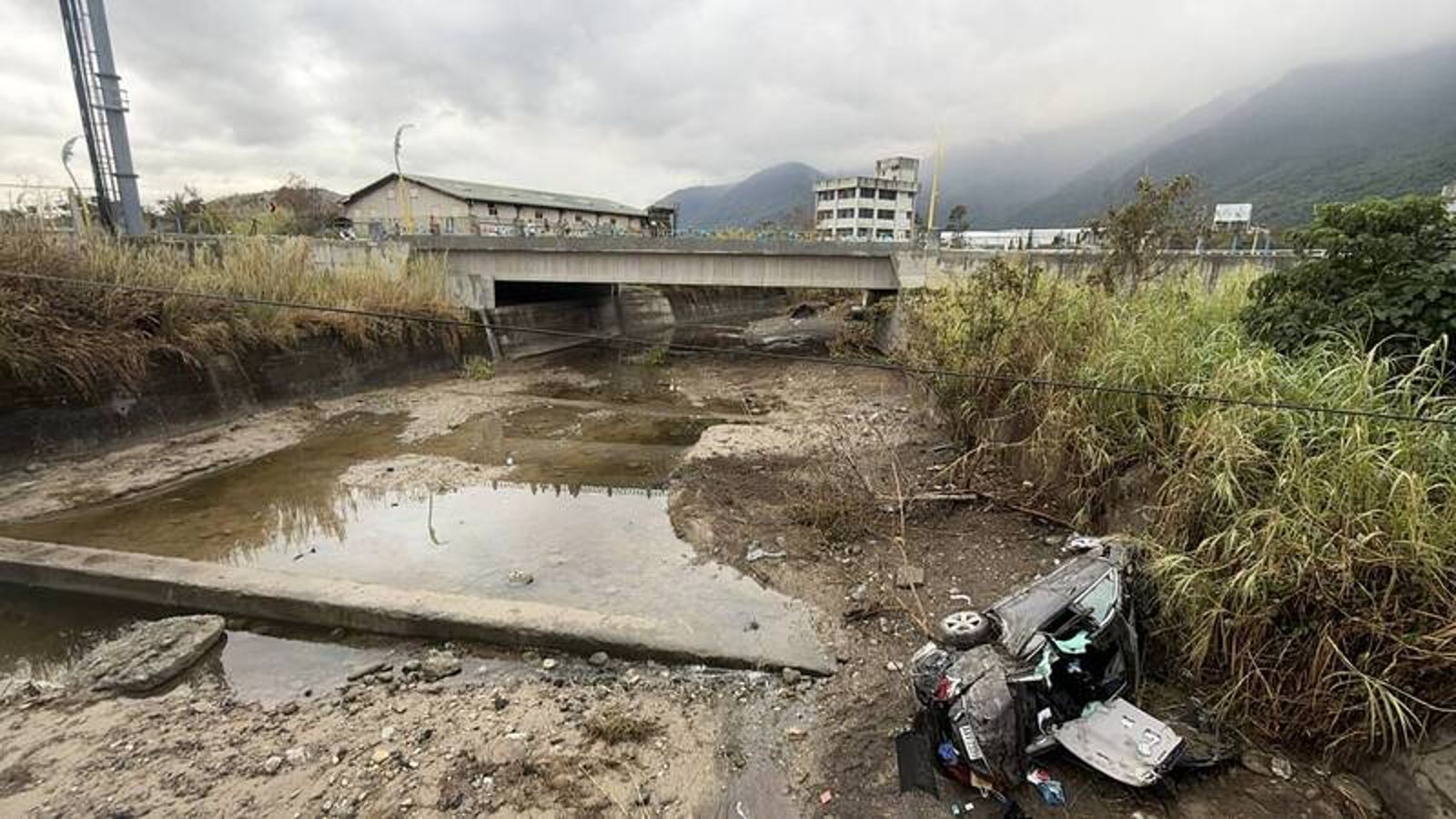 花蓮縣新城鄉193縣道光隆橋發生一起汽車墜橋意外。讀者提供