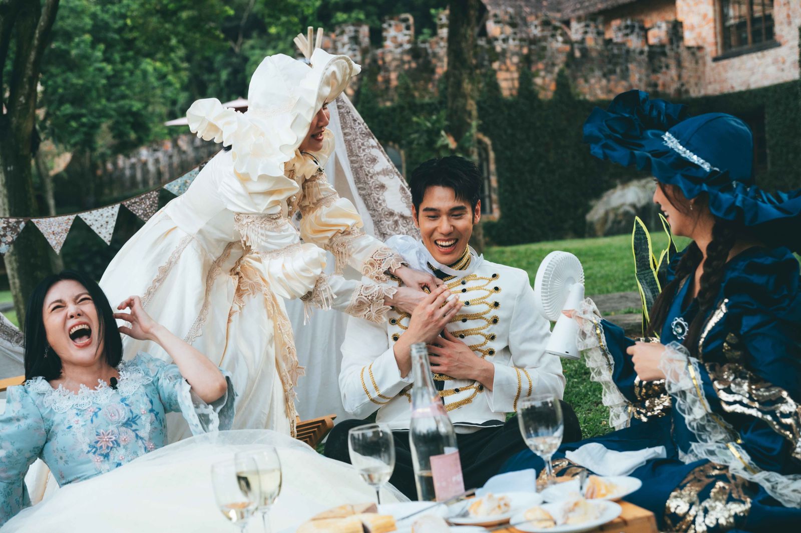 苗可麗強逼周予天解扣,花花飢渴喊:很久沒看到男人肉體了!東森綜合台提供