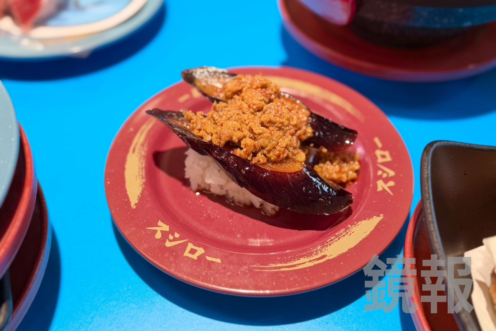 「辣肉味噌茄子」把茄子炸到皮脆肉嫩，肉燥噴香微辣，配醋飯一起入口，鹹度更剛好。（40元／份）