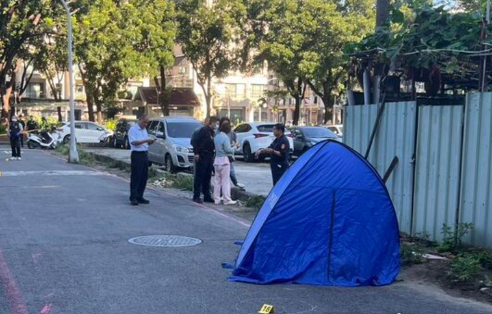 詐欺通緝犯羅天義於8月22日遭槍手楊云豪連開16槍斃命。圖為案發現場。讀者提供