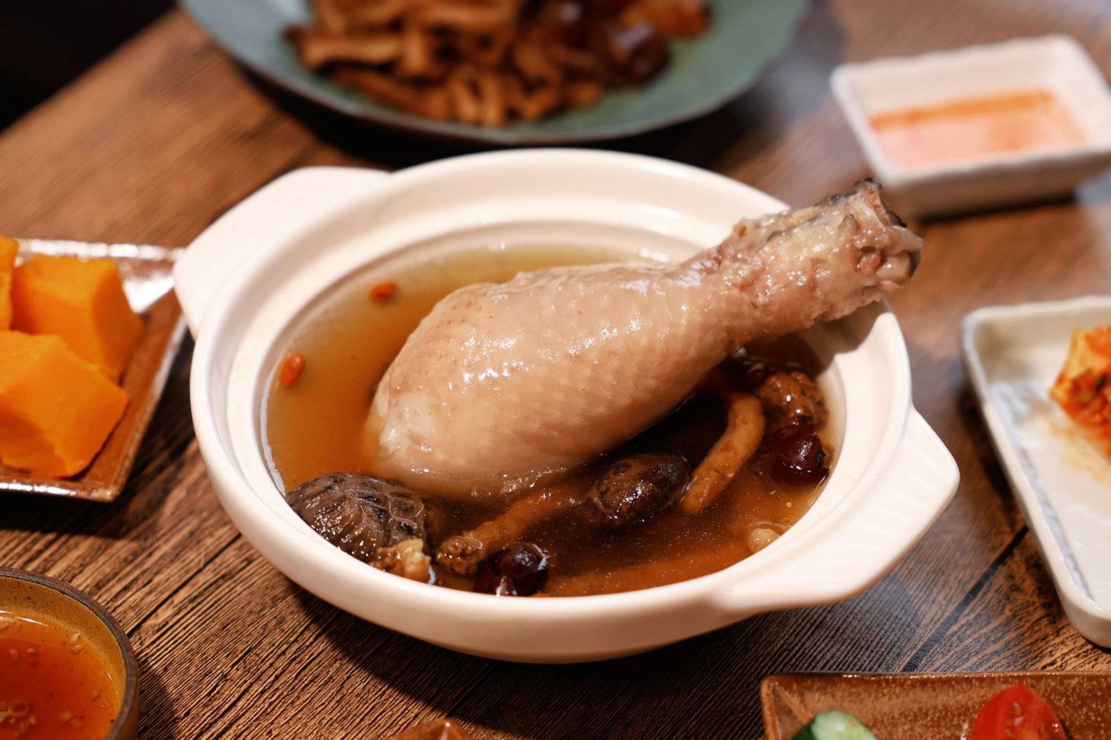 「黃耆黨參花菇雞腿湯」加入多種漢方食材慢燉3小時，湯色清澈、滋補暖身。（280元／份，好好養湯供圖）