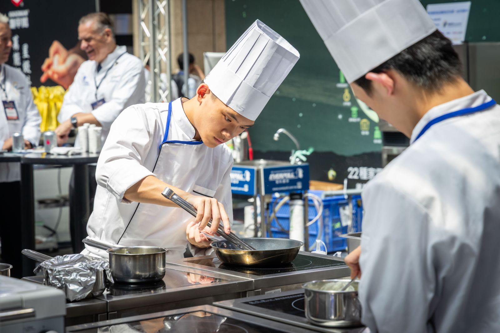 年輕廚師現場烹調料理，透過TCAC國際廚藝賽展現廚藝技巧與創意，還能獲得國際評審的即時回饋。（圖／台灣廚藝美食協會）