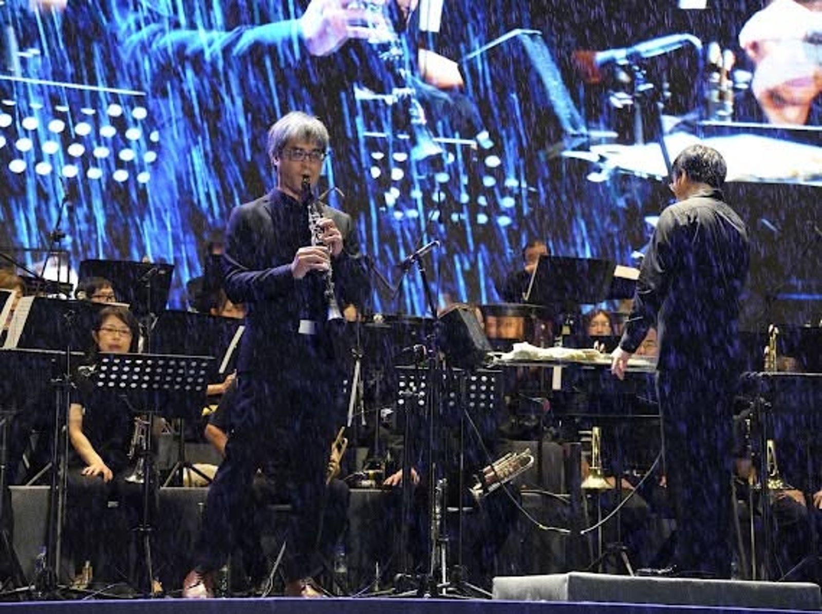 桃市府邀「世界級管樂隊」竟在大雨中演出!樂器還套塑膠袋 市府回應了