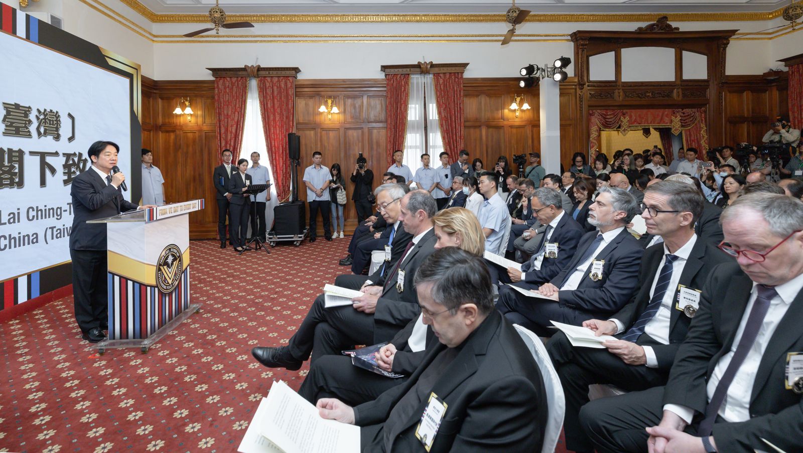 外交部8日舉辦「歐戰勝利80周年紀念茶會」，總統賴清德、副總統蕭美琴及多位駐台代表出席。（圖／總統府提供）