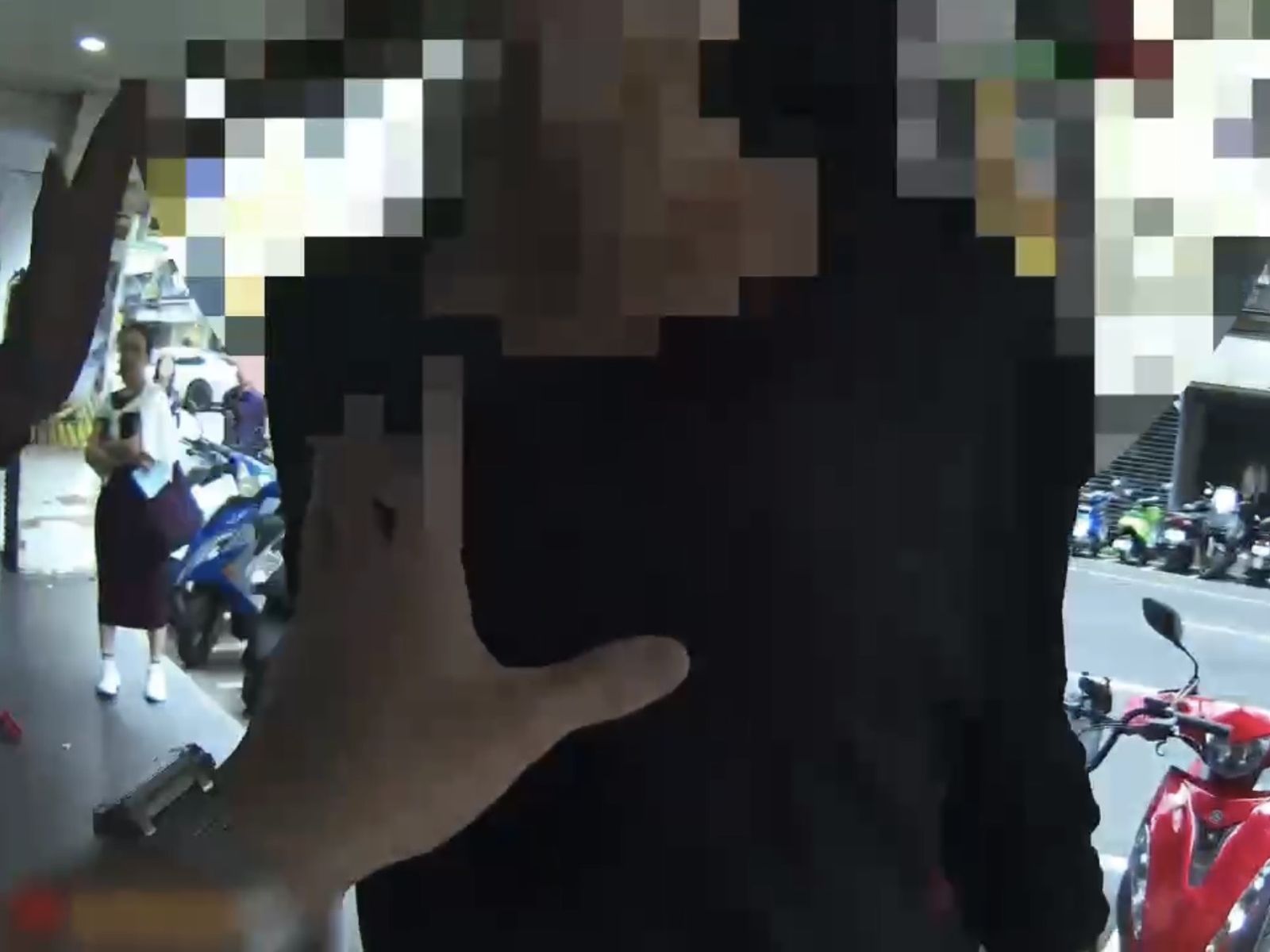 忠孝東路八方雲集驚魂!男客暴怒翻桌式掃餐 用餐顧客險遭波及