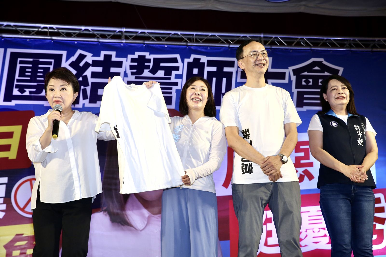 盧秀燕今(13日)替李彥秀站台,更在現場換上蔣萬安自製的「我不同意罷免」T-shirt。(圖/董孟航攝)