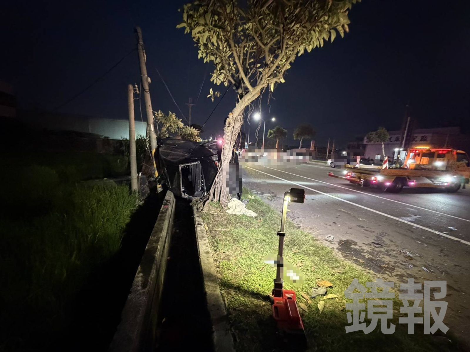 黑色轎車自撞路樹側翻,造成3人輕重傷,其中2人送醫不治。民眾提供