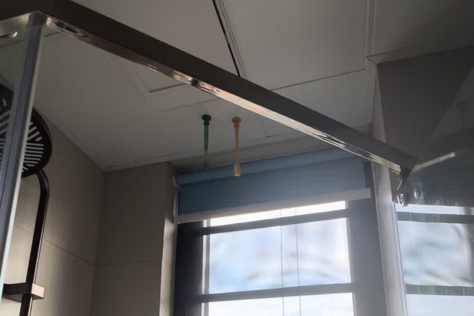 情侶吵架隔天「牙刷吸在天花板」無法漱洗！網笑：這破冰法我學會了