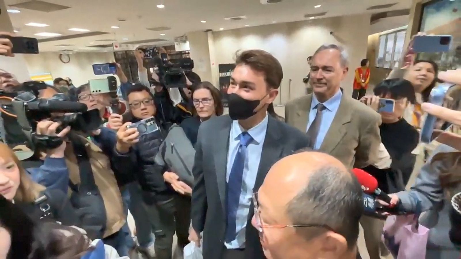 帥氣西裝現身北院！台女3度下毒　澳交換生「死裡逃生」回台首度出庭