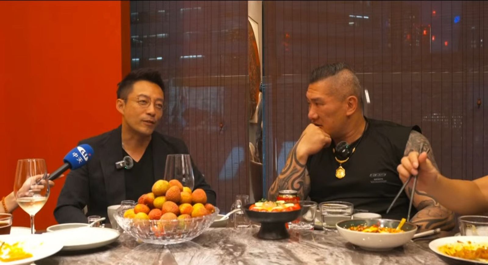 汪小菲上海請客「麻六記」！館長尬聊畫面放送　40萬人在線朝聖