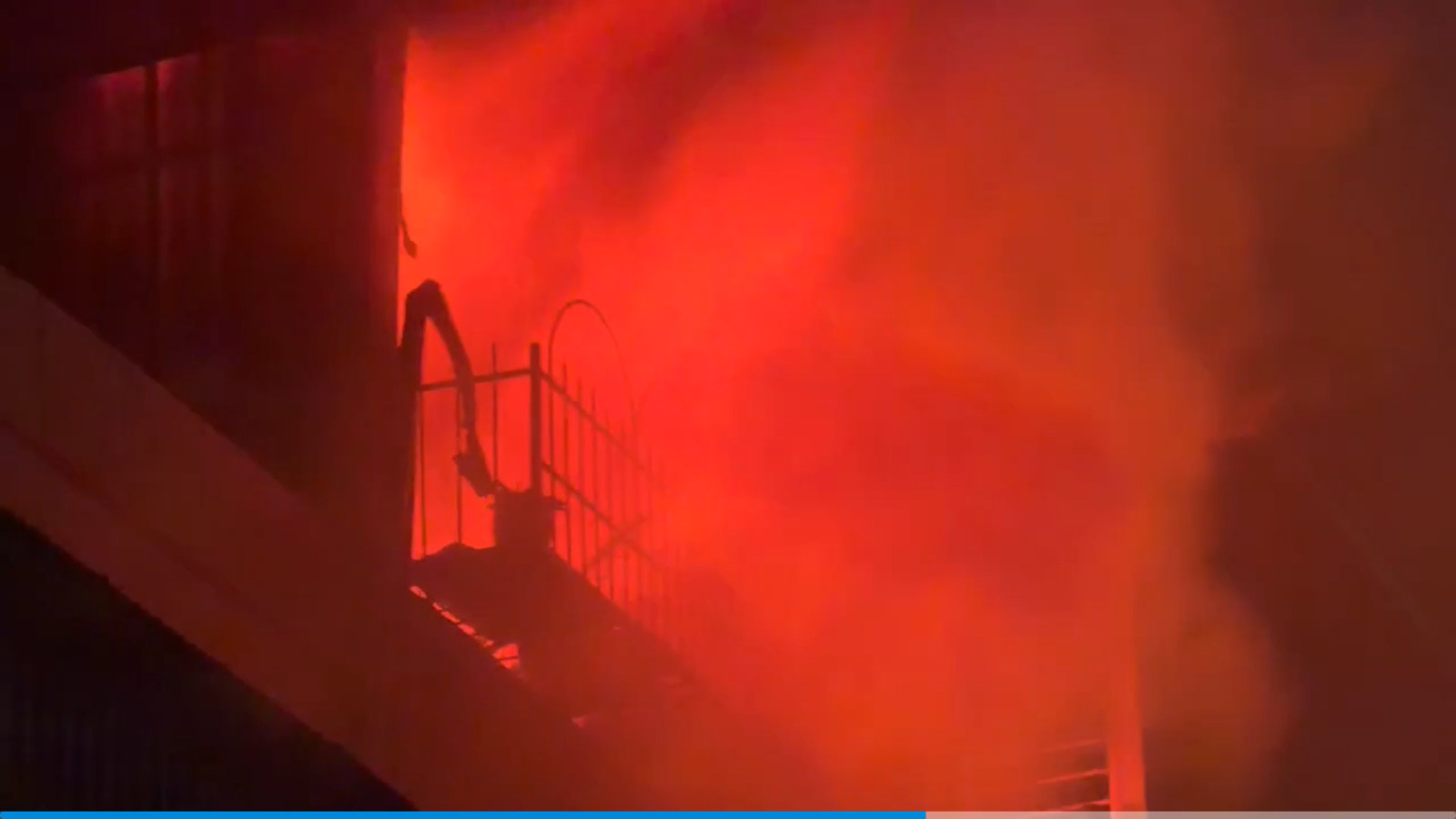 高雄鳳山一棟3層樓透天厝,今天凌晨0點多發生嚴重大火,造成一名男子罹難。圖/翻攝畫面