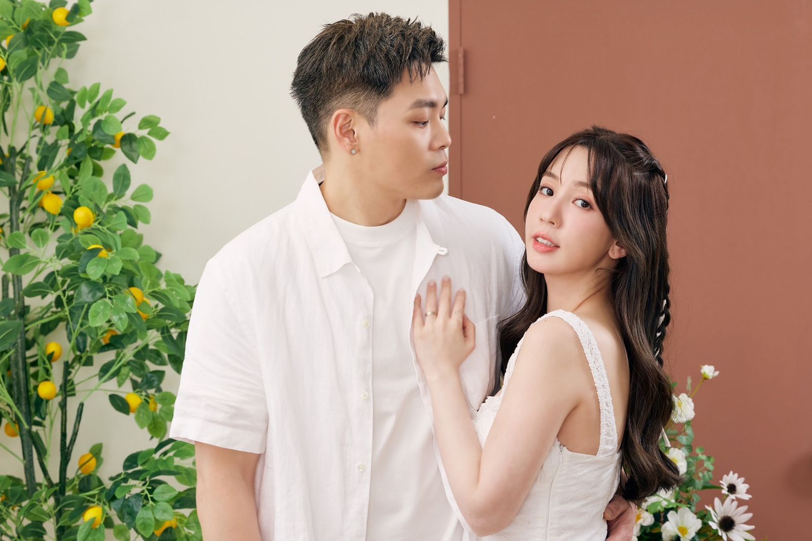 愛雅和老公萬先生時隔多年重逢，復合後結婚生子。愛雅辣呦提供