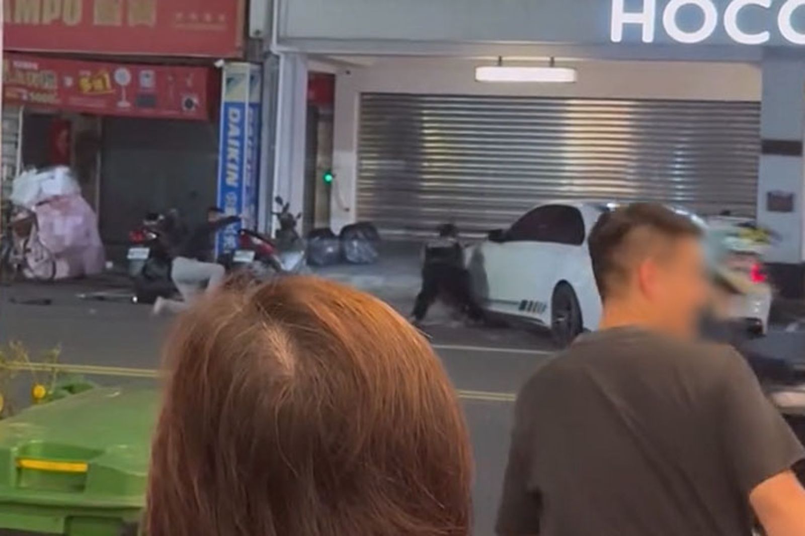 台中街頭驚現「鈔票雨」!150萬千元鈔隨風飄 2男當街格鬥竟是詐團「黑吃黑」內鬨