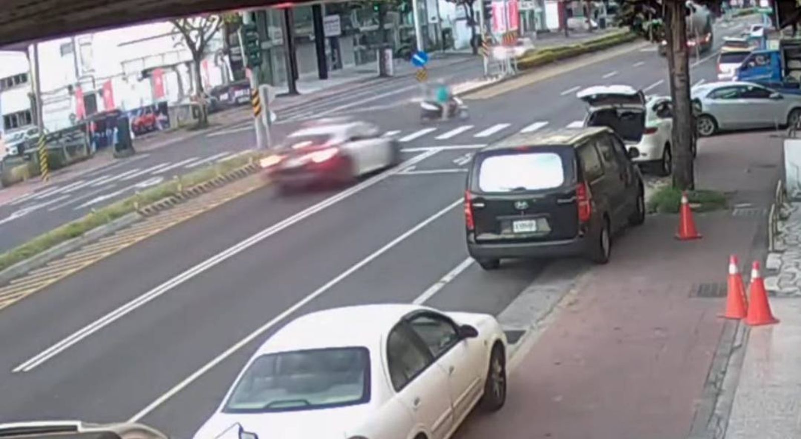 獨家／警車狂飆「時速快破百」撞死買菜婦　「停等起步」竟判肇責各半　家屬慟：命不如貓狗！