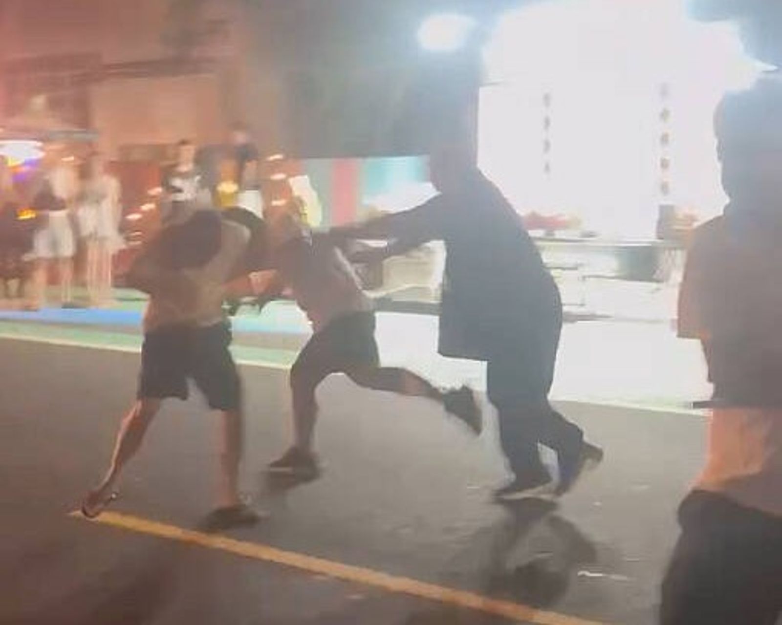 街頭上演追逐戰！當地人爆衝突　遊客嚇壞：「以為拍電影」