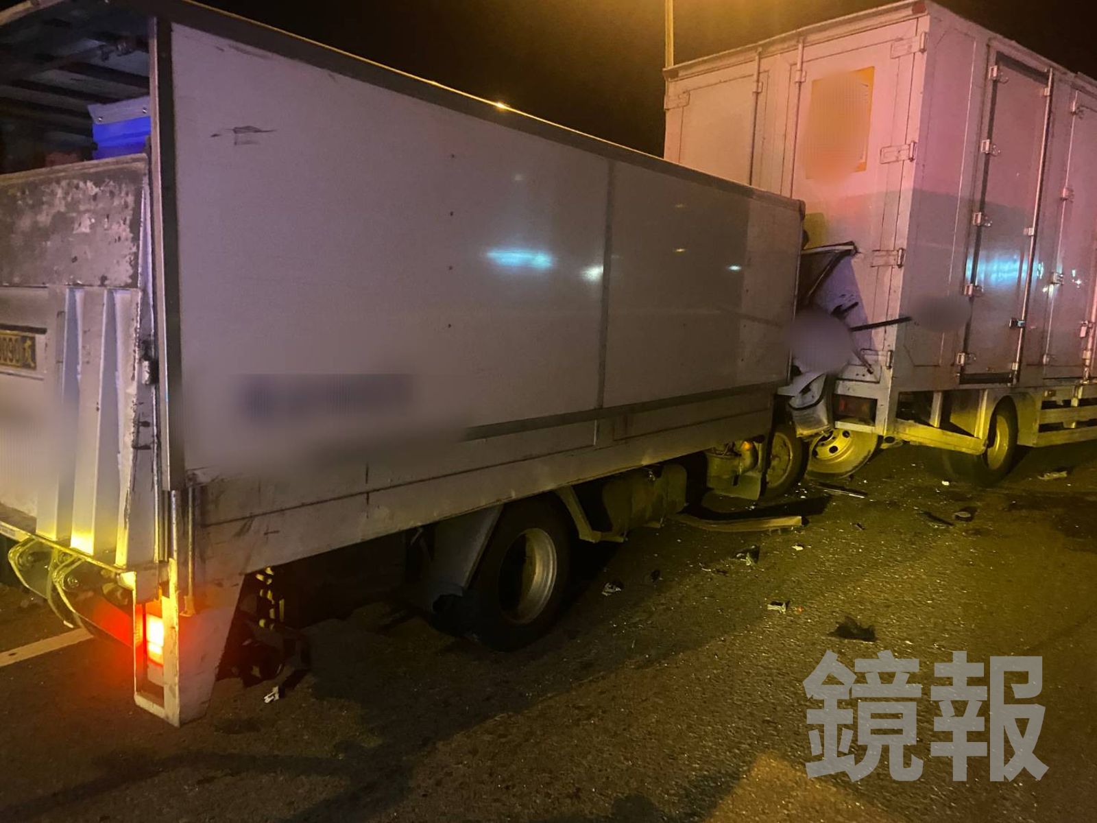 國道五股出口深夜4車追撞　小貨車車頭潰縮駕駛夾困亡