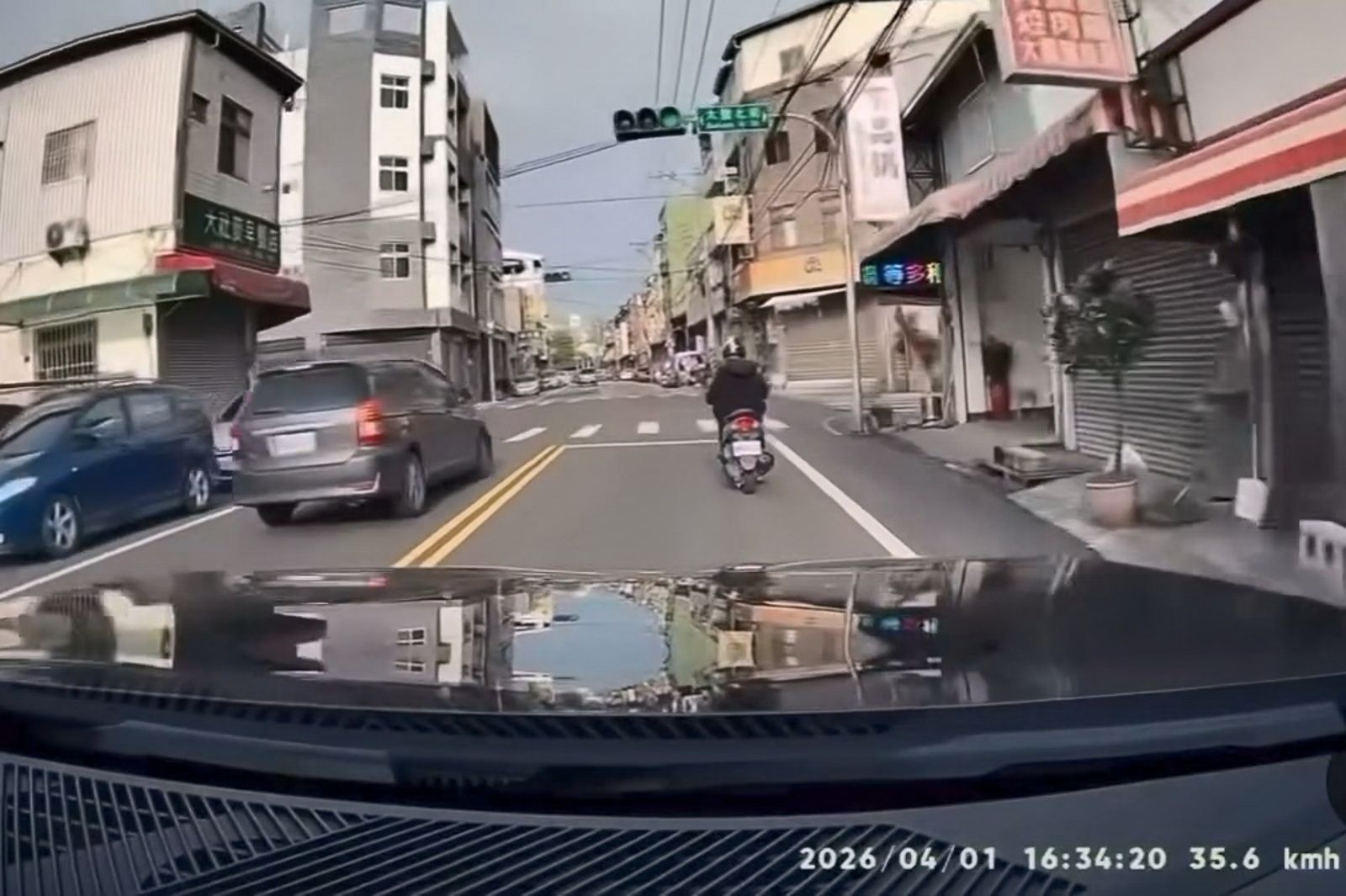 車禍發生前，休旅車跨越雙黃線逆向行駛。畫面翻攝threads a0930486089