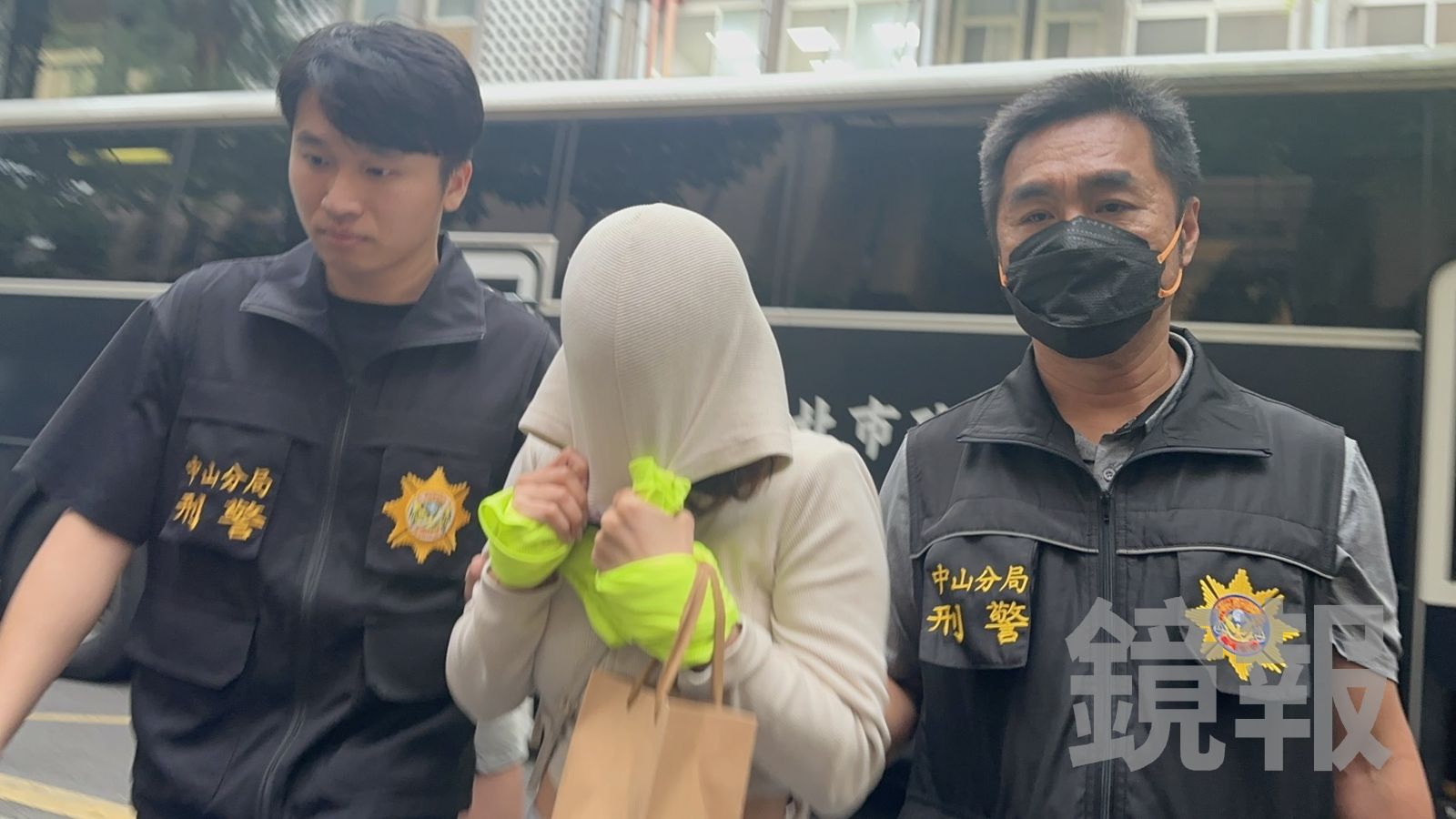 5名公關小姐帶回北檢複訊。馮茵攝