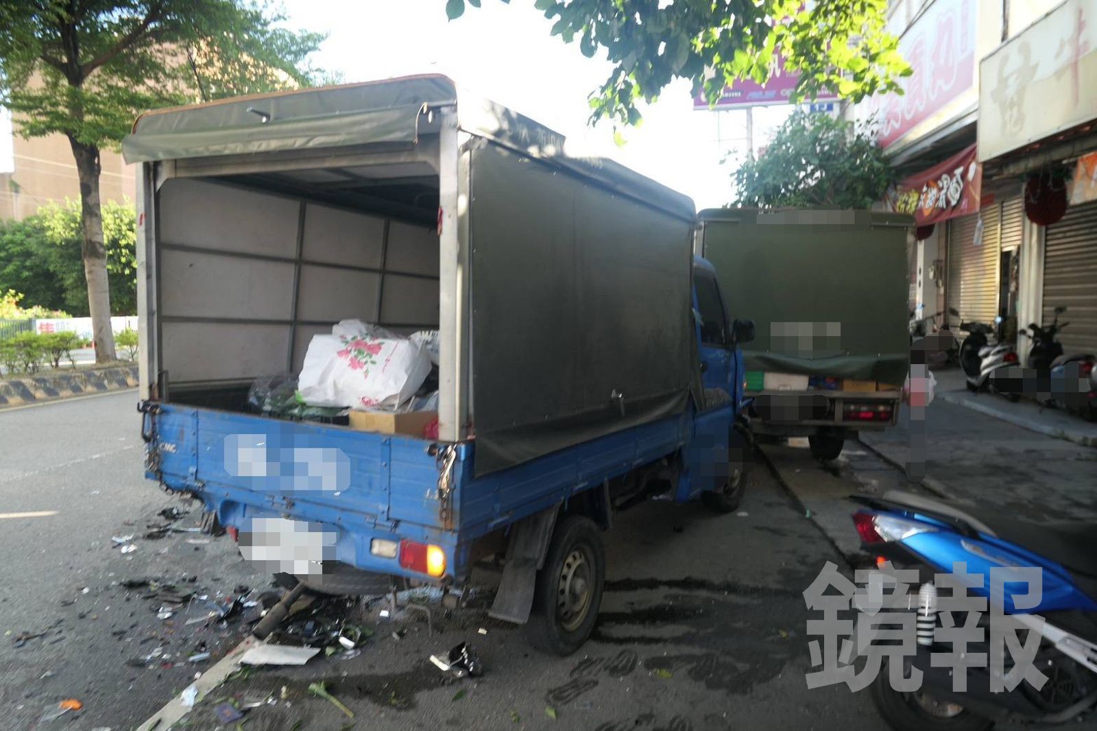 小貨車遭撞受損。民眾提供