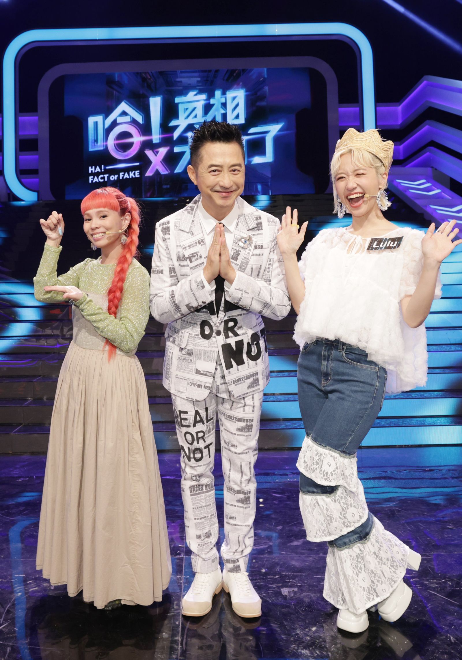 LuLu黃路梓茵（右）、許哲珮（左）同上節目。公視提供