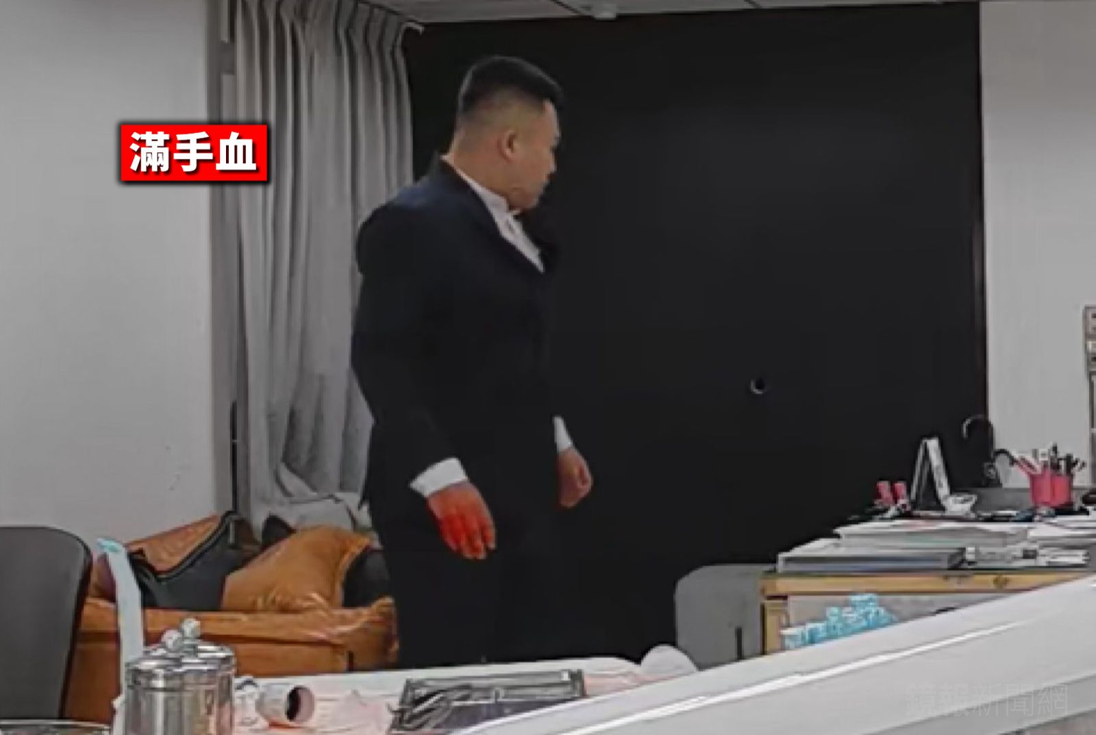 周姓嫌犯滿手鮮血畫面曝光。翻攝畫面
