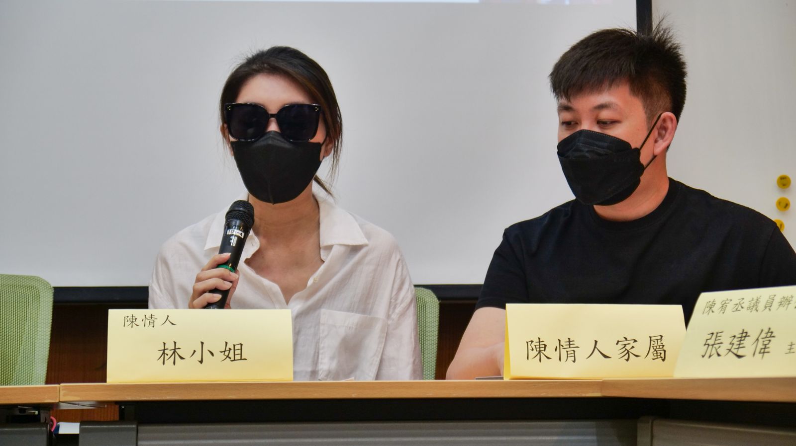 受害林小姐和丈夫在記者會上痛斥,醫美診所在事發後和主治醫師互踢皮球,僅以幾十萬元賠償就要求保密。 (圖/陳昭姿辦公室提供)