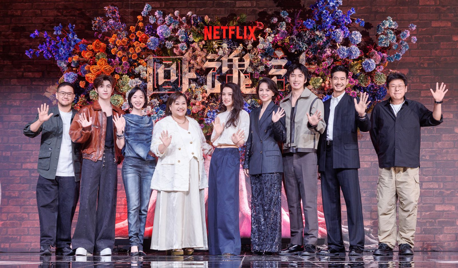 《回魂計》亞洲記者會大合照,導演陳正道(左起)、尹浩宇、劉主平、鍾欣凌、舒淇、李心潔、傅孟柏、蘇格拉瓦·卡那諾、導演許肇任。Netflix提供