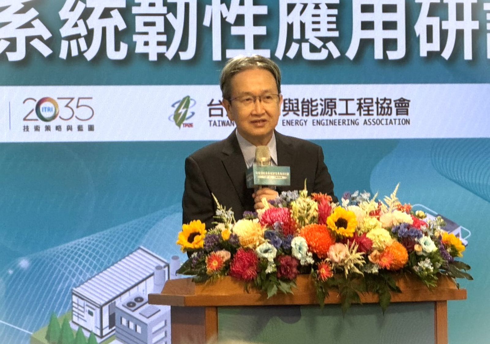 台電總經理王耀庭說，目前台電正在推動科技儲能政策，鼓勵工廠設置儲能設備。（陳宏銘攝）