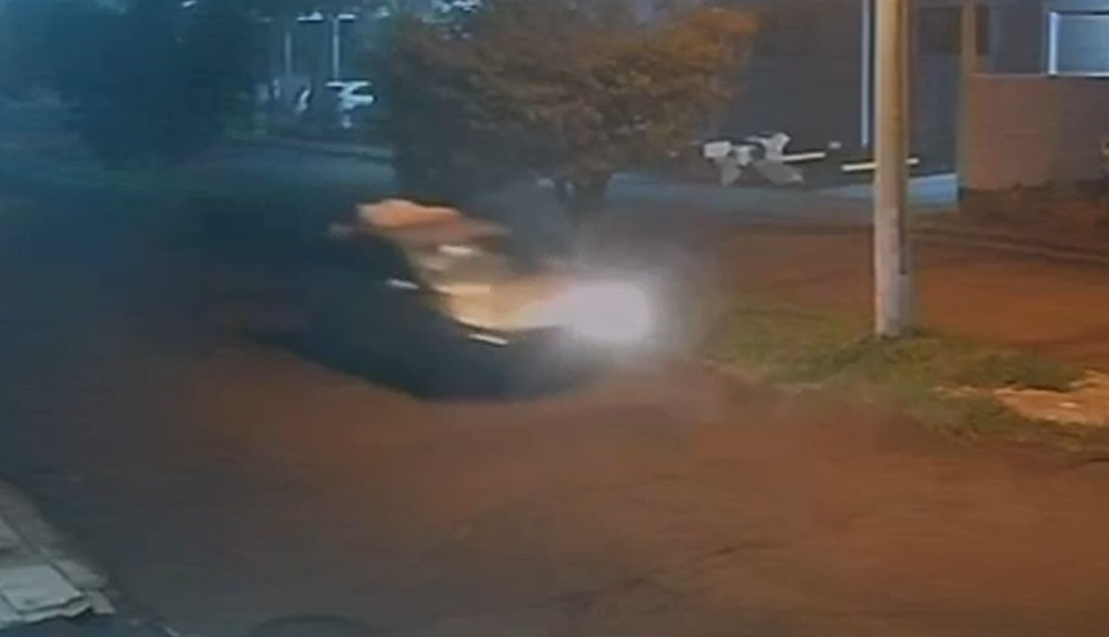 「碰一聲」以為撞到動物…他回家驚見「擋風玻璃掛一條腿」！才知車頂有半裸女屍