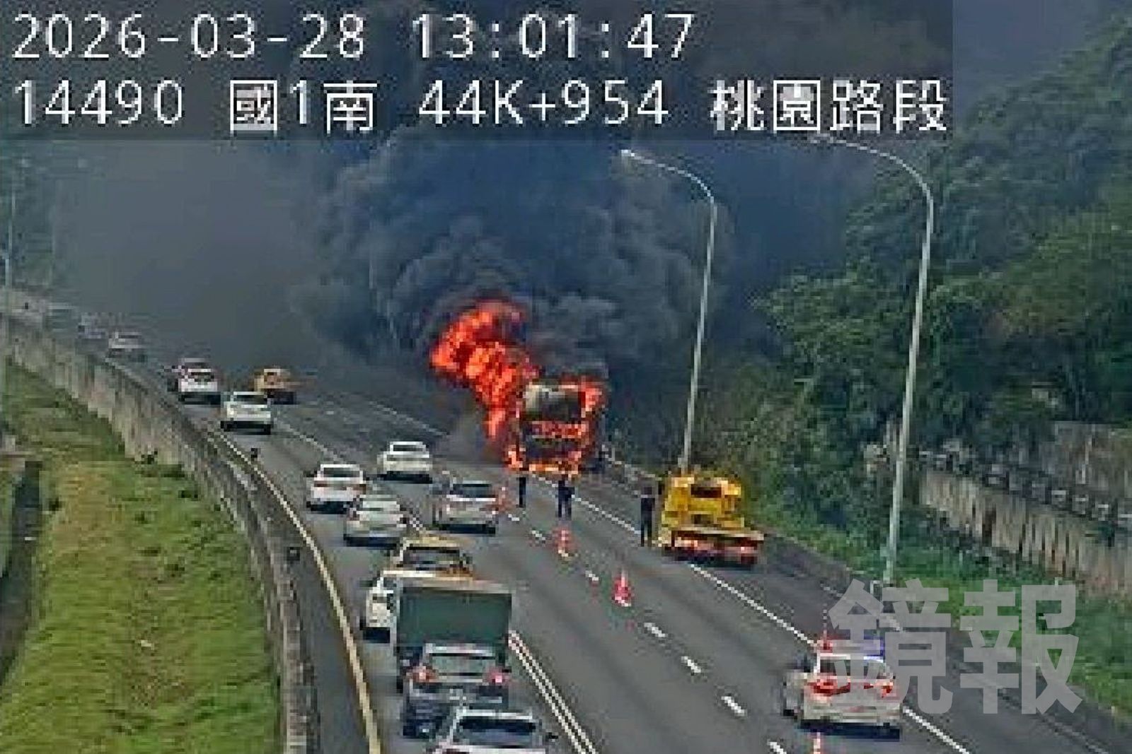 遊覽車停在國道路肩,整輛車陷入火海。翻攝國道即時路況監視器