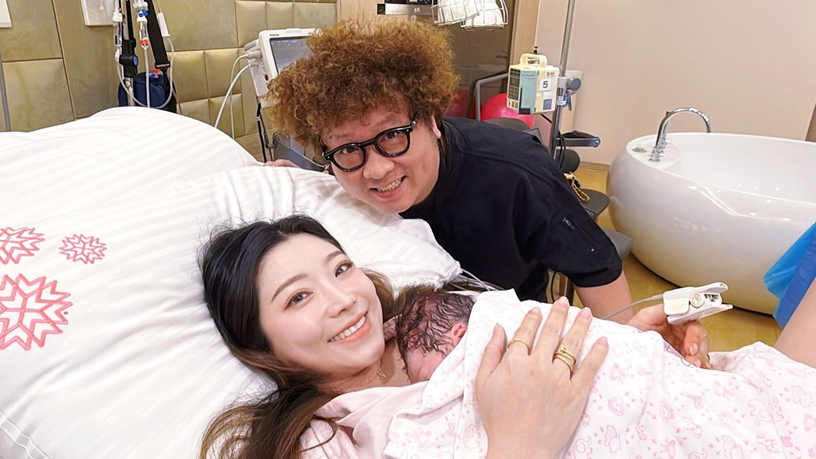 納豆陪產哭了!依依苦熬36小時自然產 女兒「檸檬汁」平安出生