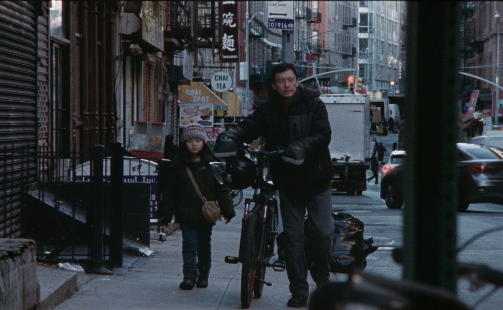 張震在《幸福之路》中，飾演一個要接女兒一起來美國生活的落魄外送員。甲上娛樂提供