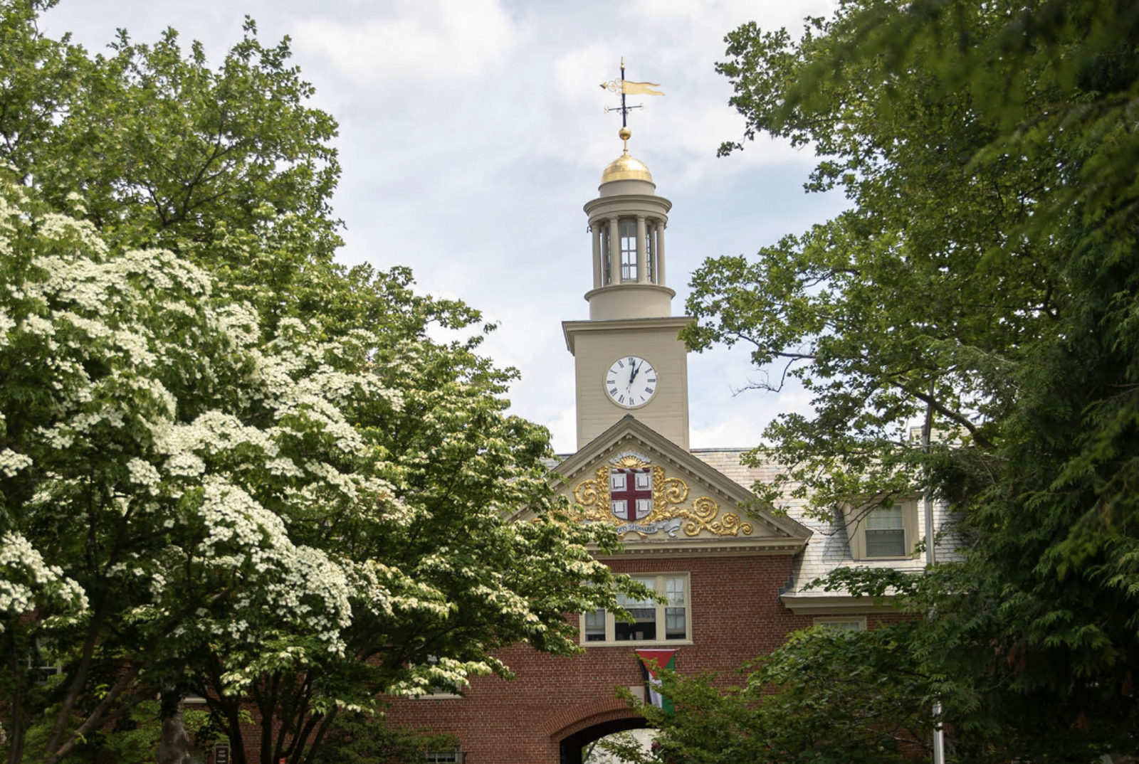 期末考驚魂！美國布朗大學槍擊案釀2死8傷　學生擠教室打電話求救「槍手仍在逃」