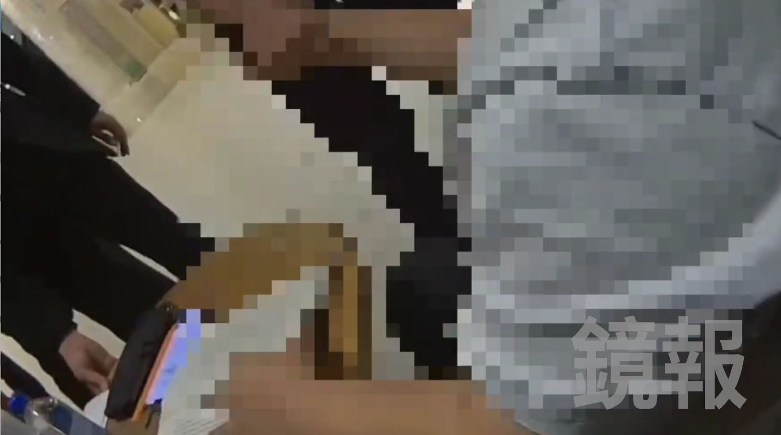 台北最高樓101星巴克上演鬧劇！女子逼店員下跪還襲警