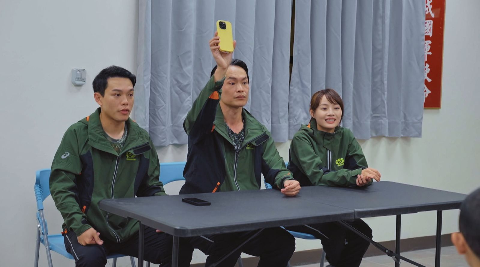 星兵們最期待的放手機時刻。台視提供