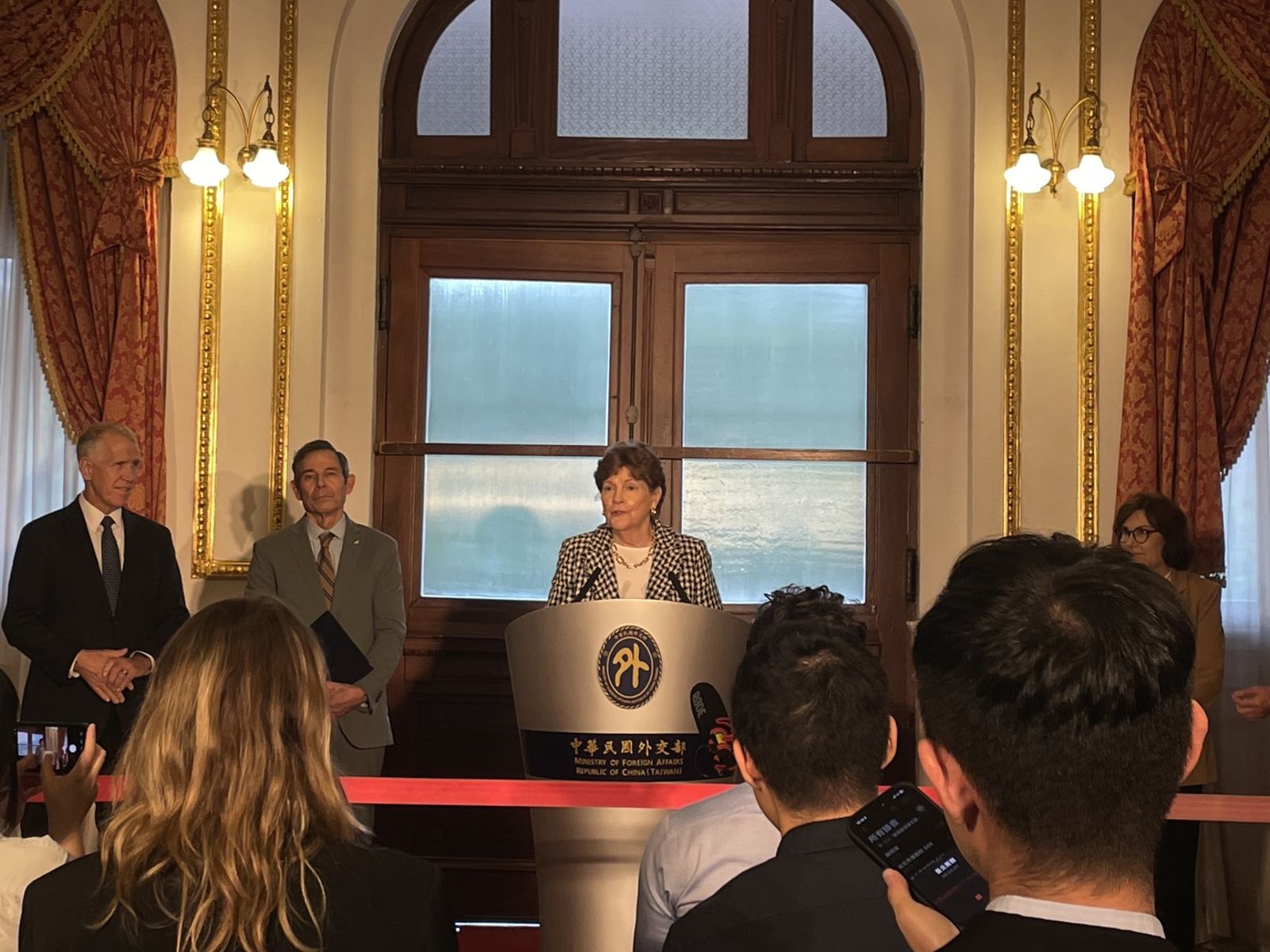 感謝盧秀燕表態挺軍購　美參議員：台灣跨黨派支持很重要