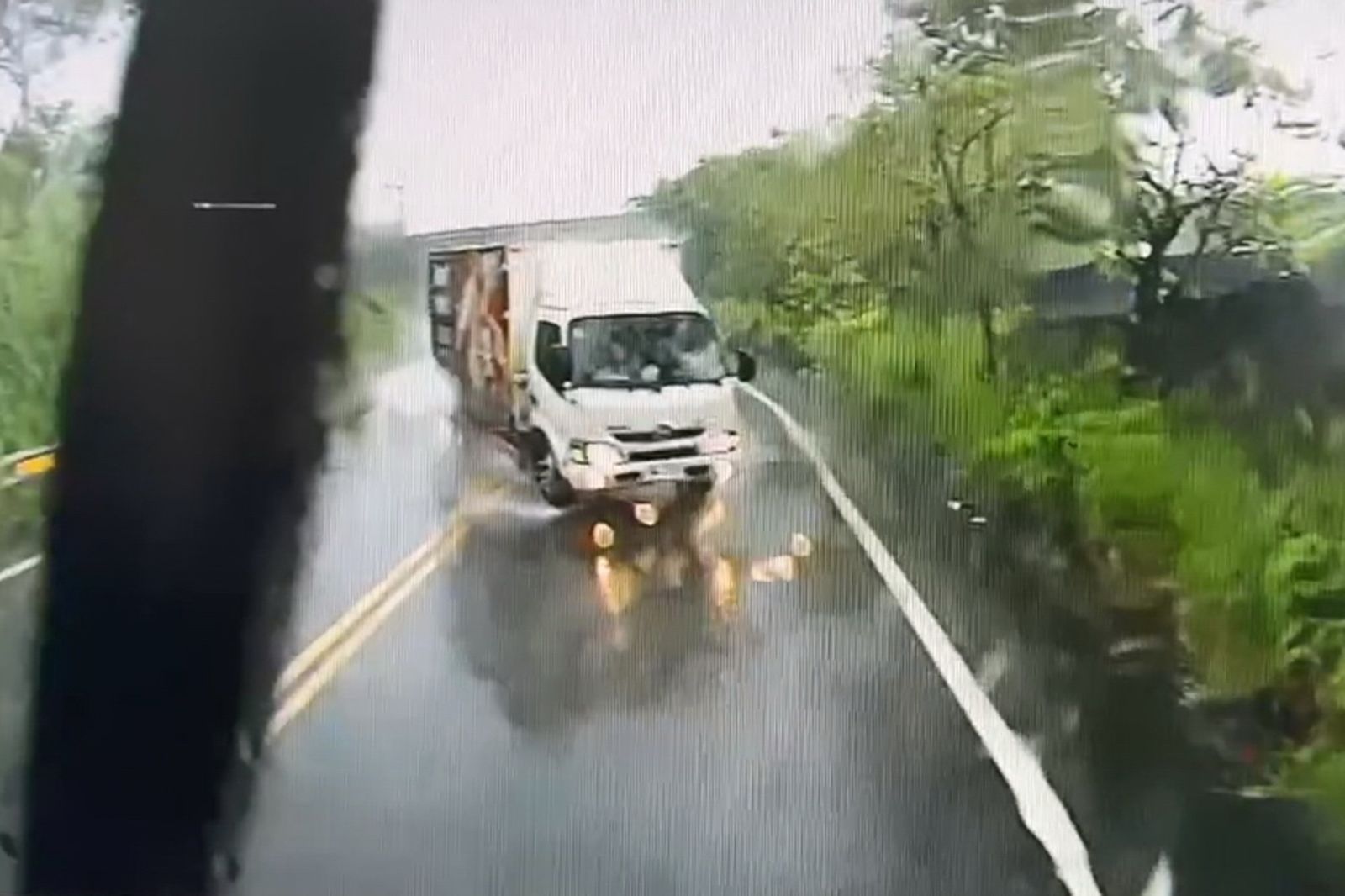 小貨車疑似過彎打滑失控,逆向撞上砂石車。民眾提供