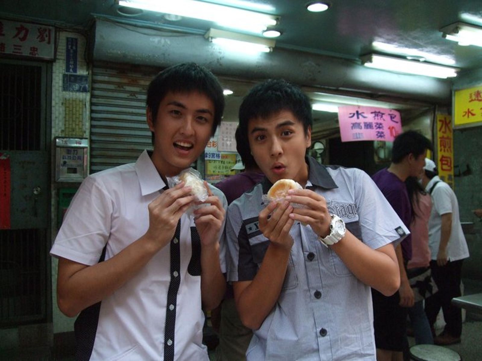 黃靖倫（左）與曾子余（右）15年前一同主持《食尚玩家》。翻攝自黃靖倫臉書