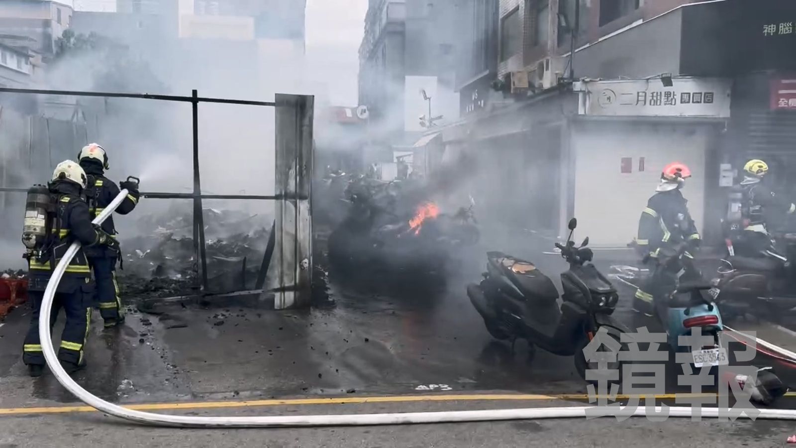 中友百貨對面空地疑雜物起火,現場冒出熊熊火勢與濃煙,停放旁邊的12輛機車遭波及燒毀。民眾提供