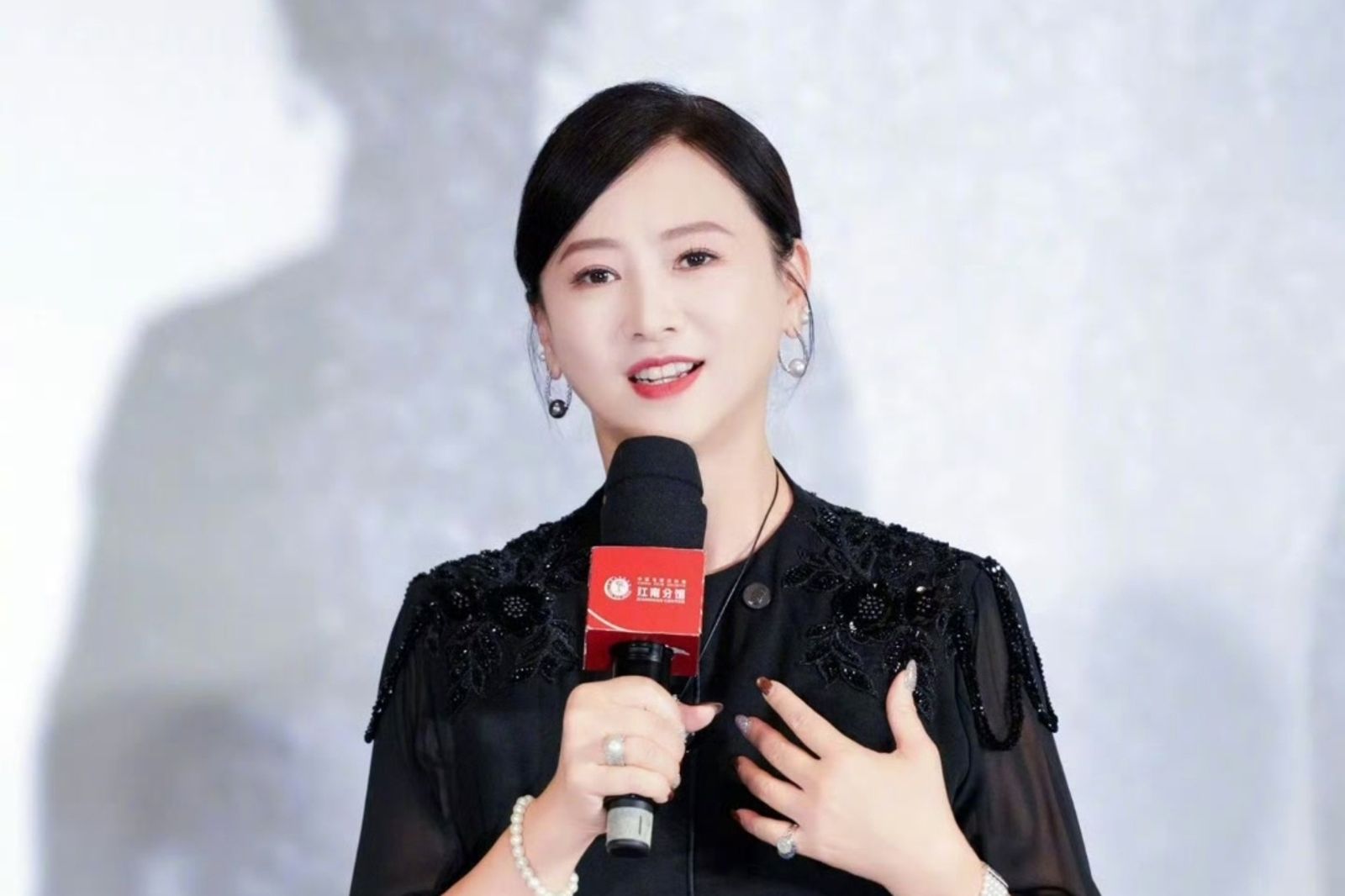 20261024翁虹23日出席活動時受訪,針對近日演藝圈性騷擾風波發聲,坦言圈內確實存在「男星黑名單」。圖/翻攝翁虹微博