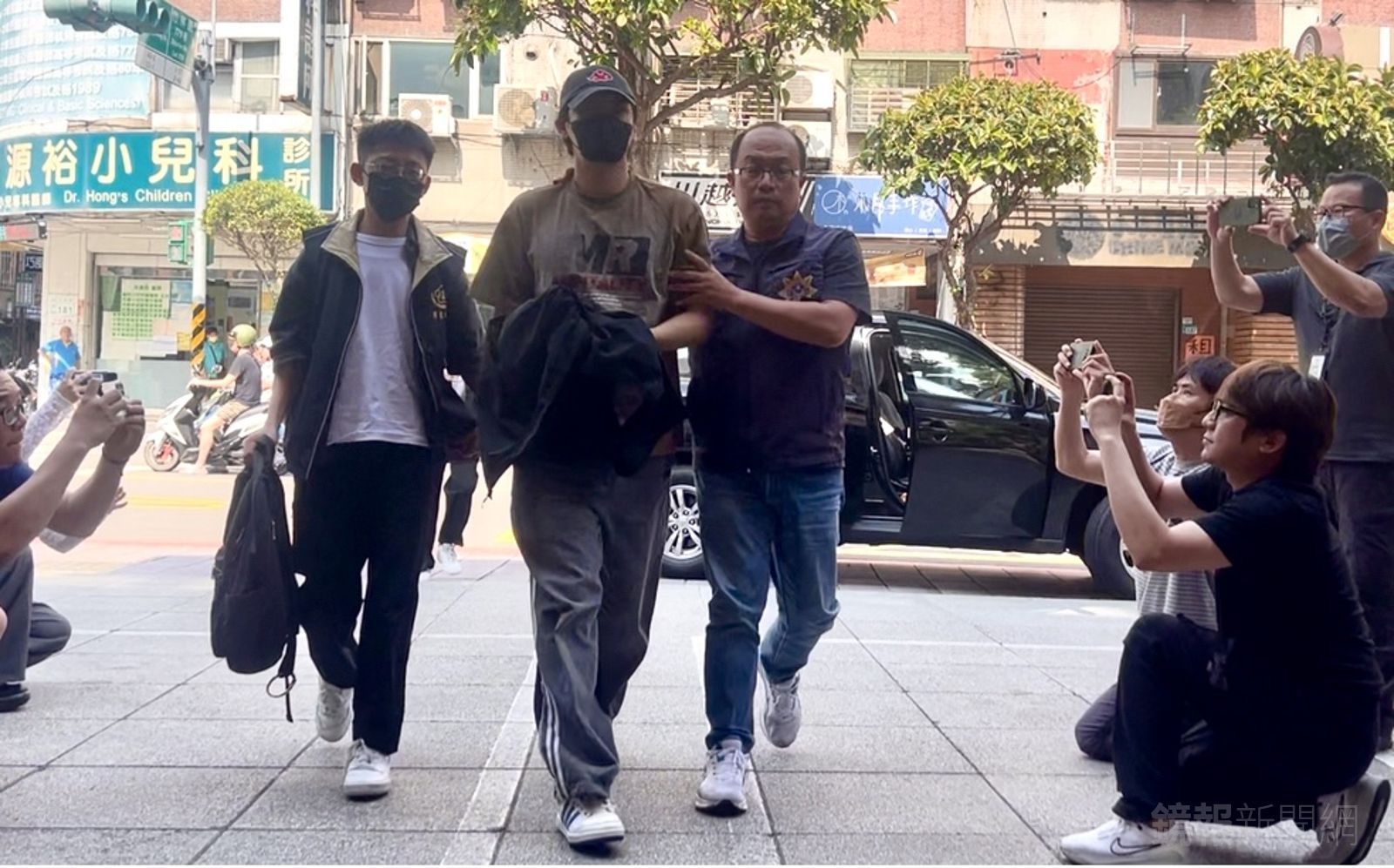 快訊／陳零九閃兵遭拘提　口罩帽子遮掩進分局